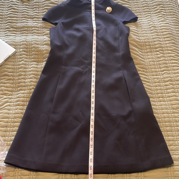 Audrey Hepburn style classy a-line black lined dress with pearl brooch embelish - Picture 4 of 6